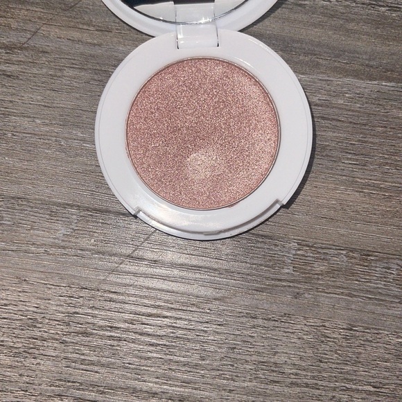 Highlighter has been swatched - Picture 2 of 3